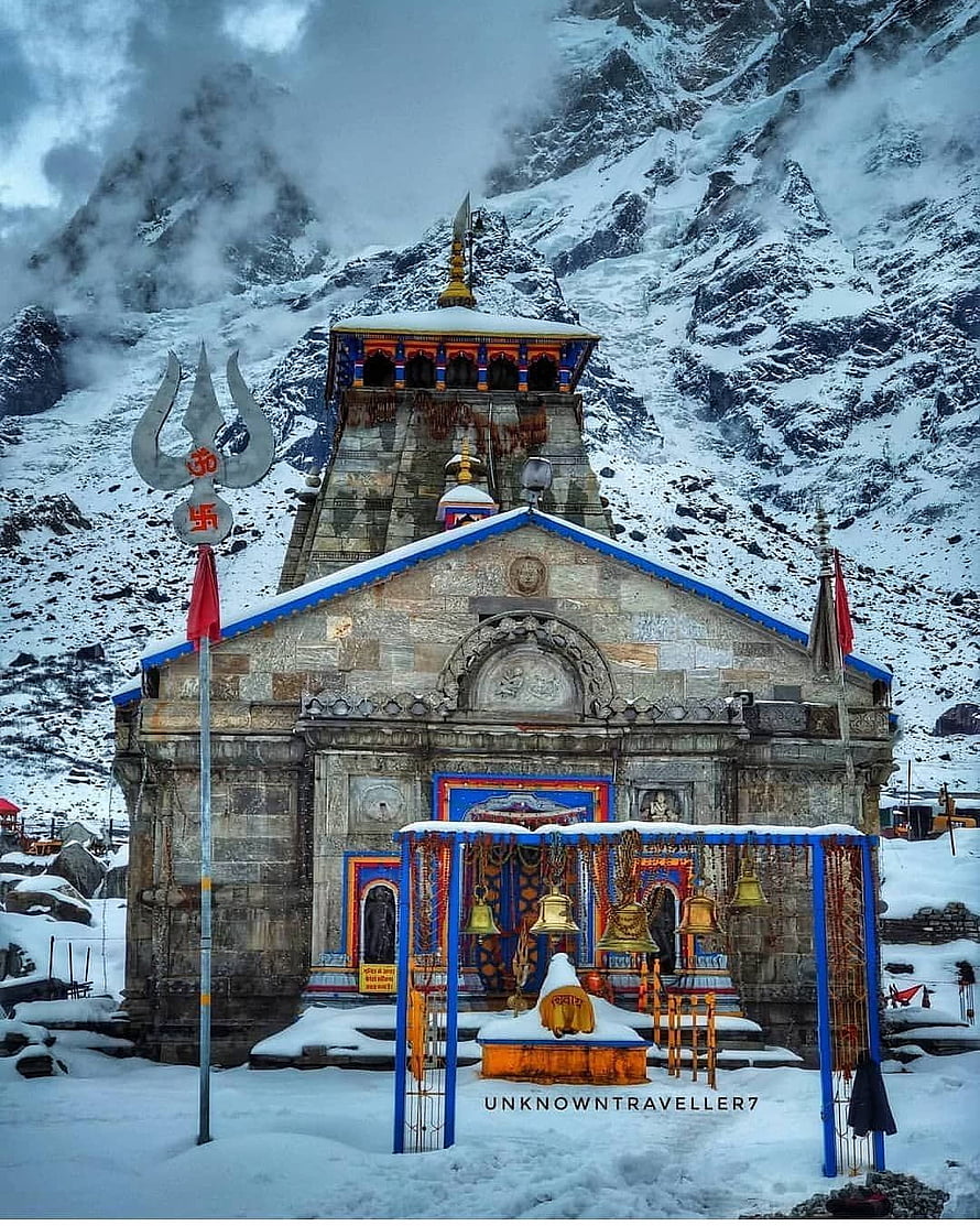 Keदारनाथ Temple in Snowy Himalayas with Prayer Bells and Trishul HD phone wallpaper
