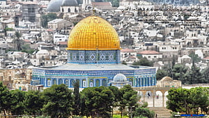 Golden Dome of the Rock and Al-Aqsa Mosque in Jerusalem with Arabic Quranic Verse HD wallpaper