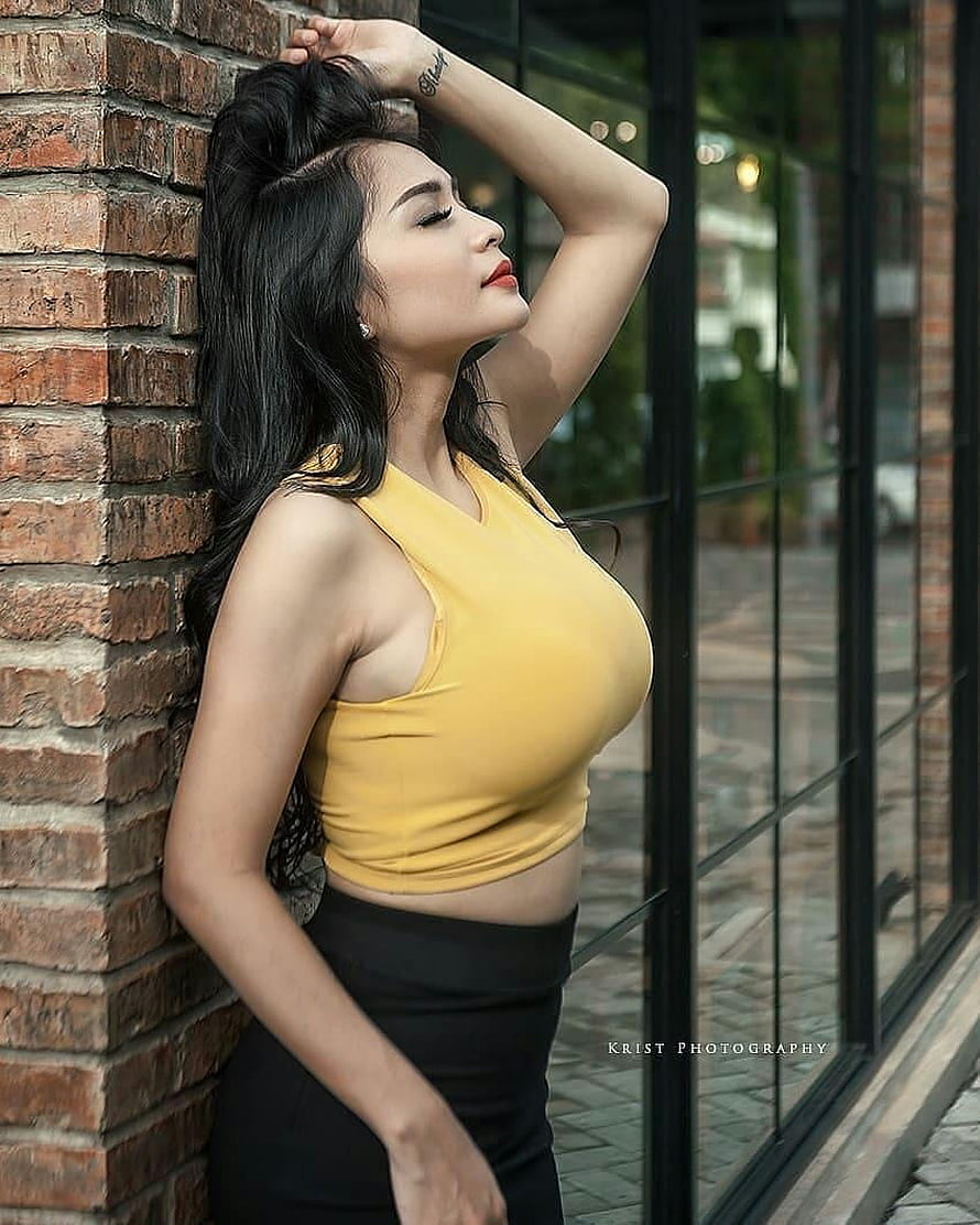 Young woman in yellow crop top leaning against brick wall with long dark hair, HOT Cewek SMA ABG Cantik Seksi 安卓下载，安卓版APK, #abg HD phone wallpaper
