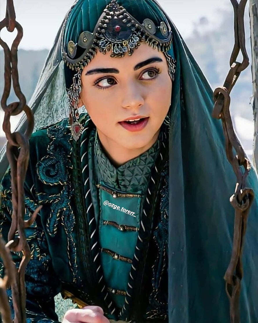 Ertugrul Series Character in Traditional Ottoman Green Costume and Headpiece, Pin on Ertugrul, osman and bala HD phone wallpaper