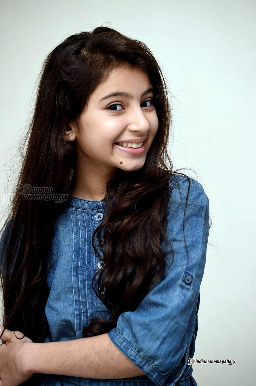 Sara Arjun smiling portrait in denim shirt with long wavy hair HD phone wallpaper