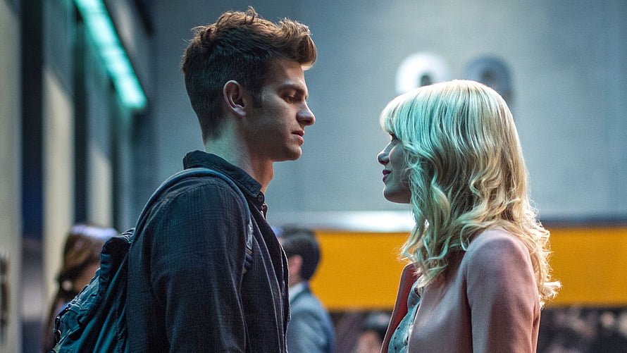 Andrew Garfield and Elizabeth Olsen in a romantic scene from the movie Love and Other Drugs, Best 5 Gwen Stacy on Hip, peter parker and gwen stacy HD wallpaper