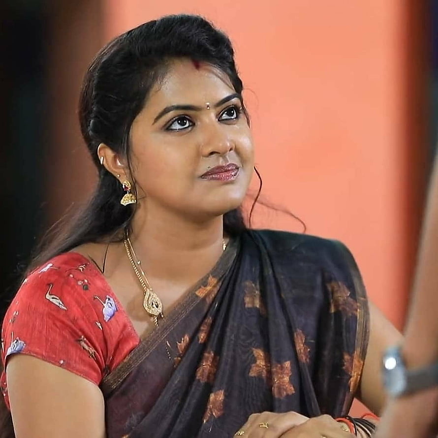 Rachitha Mahalakshmi in Traditional Saree and Gold Jewelry HD phone wallpaper