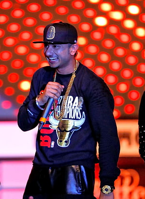 Yo Yo Honey Singh performing on stage with microphone and gold chain HD phone wallpaper