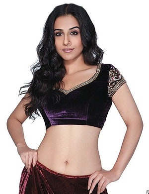 Vidya Balan in a purple velvet choli and maroon lehenga with intricate gold embroidery HD phone wallpaper