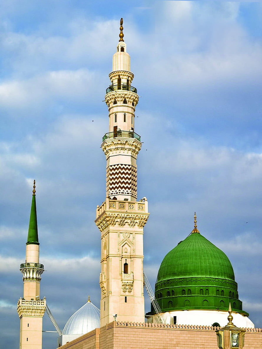 Masjid Nabawi Minaret and Green Dome Against a Cloudy Sky HD phone wallpaper