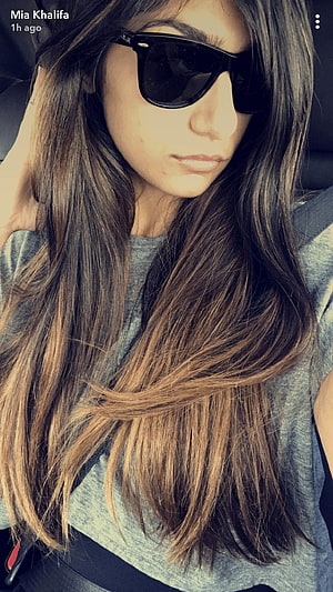Mia Khalifa Wearing Black Sunglasses and a Grey T-Shirt in a Casual Car Selfie HD phone wallpaper