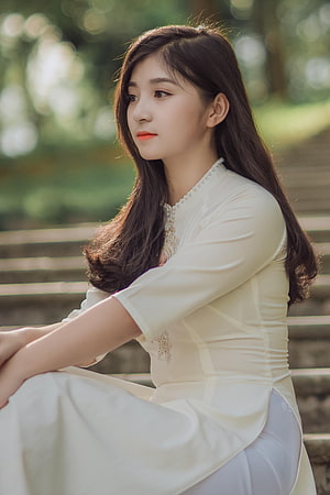 Elegant Woman in Traditional White Dress Sitting on Stone Steps in a Park, 22 Various Ways To Do Simple Girl, beautiful chinese girl dpz HD phone wallpaper