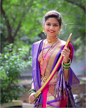 Woman in Traditional Indian Saree Holding a Sword with Gold Jewelry, Adiwasi Girls, adivasi girl HD phone wallpaper