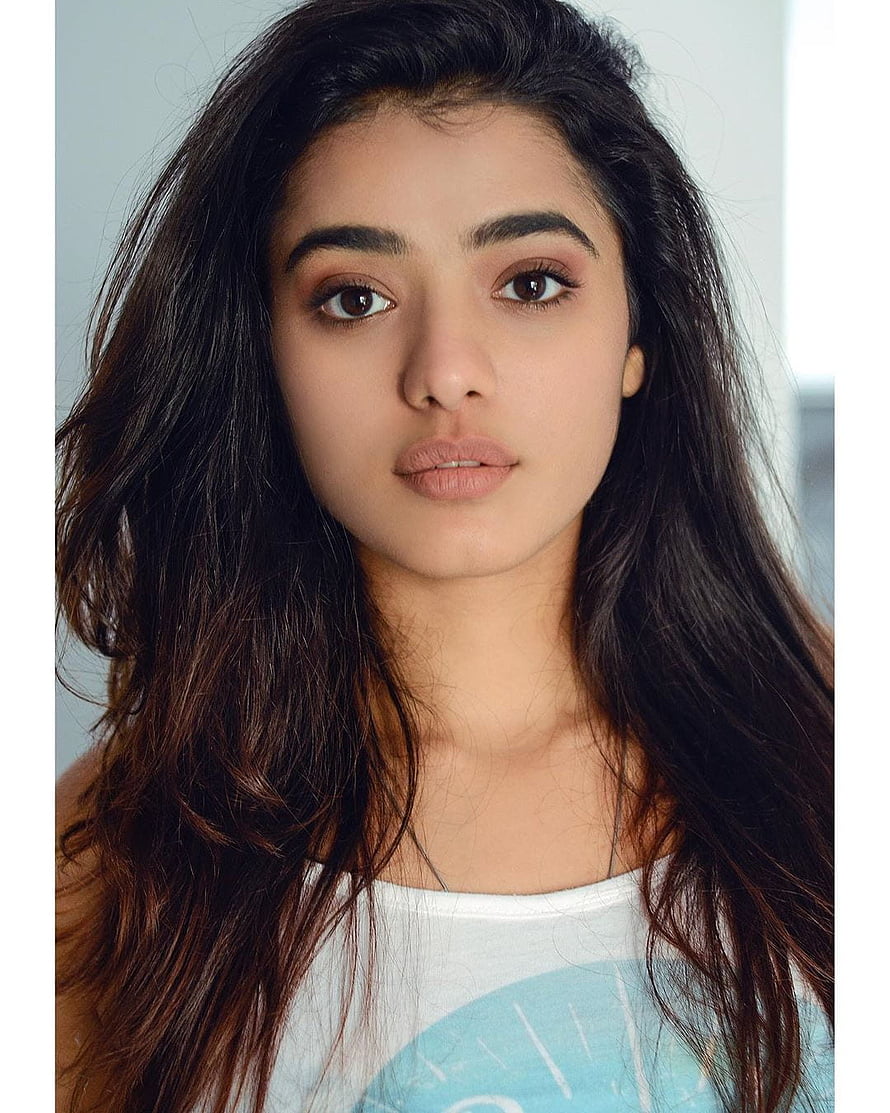 Ketika Sharma Portrait With Long Wavy Hair And Natural Makeup HD phone wallpaper