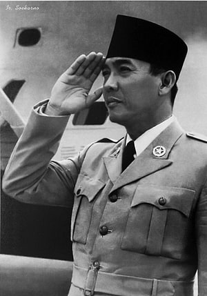 Historic Black and White Portrait of Indonesian President Sukarno Saluting in Military Uniform HD phone wallpaper