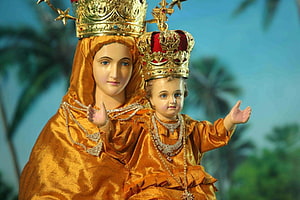 Golden Statue of Mother Mary and Child Jesus from Velankanni Basilica HD wallpaper