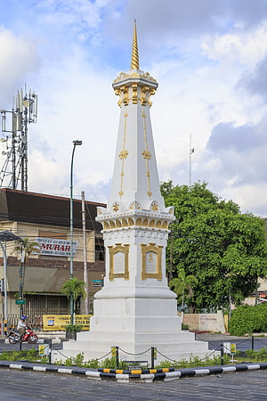 Tugu Yogyakarta Monument with Golden Spire in Central Java HD phone wallpaper