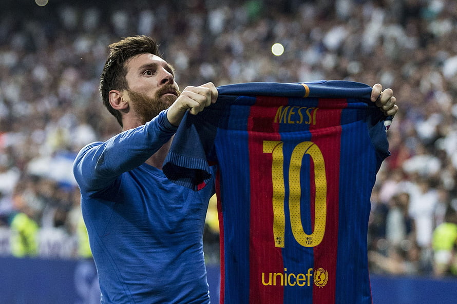 Lionel Messi holding up his FC Barcelona number 10 jersey in front of a stadium crowd HD wallpaper