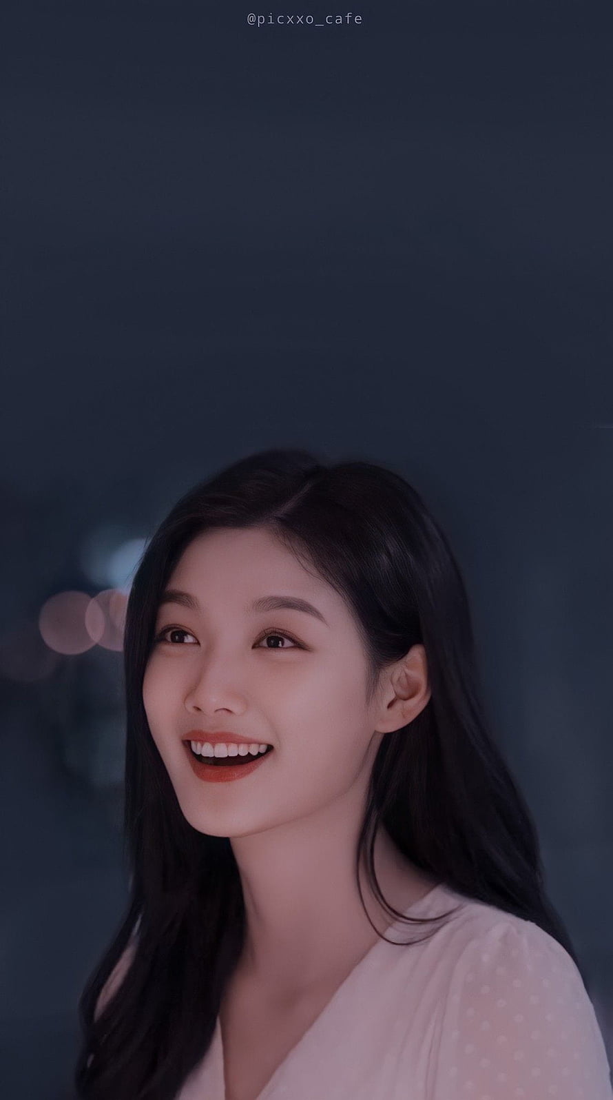 Portrait of a smiling woman with long dark hair against a blurred blue background, Kim Yoo Jung, byul HD phone wallpaper