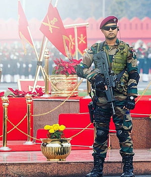 Indian Army Soldier Standing Guard at Amar Jawan Jyoti Memorial with Rifle HD phone wallpaper