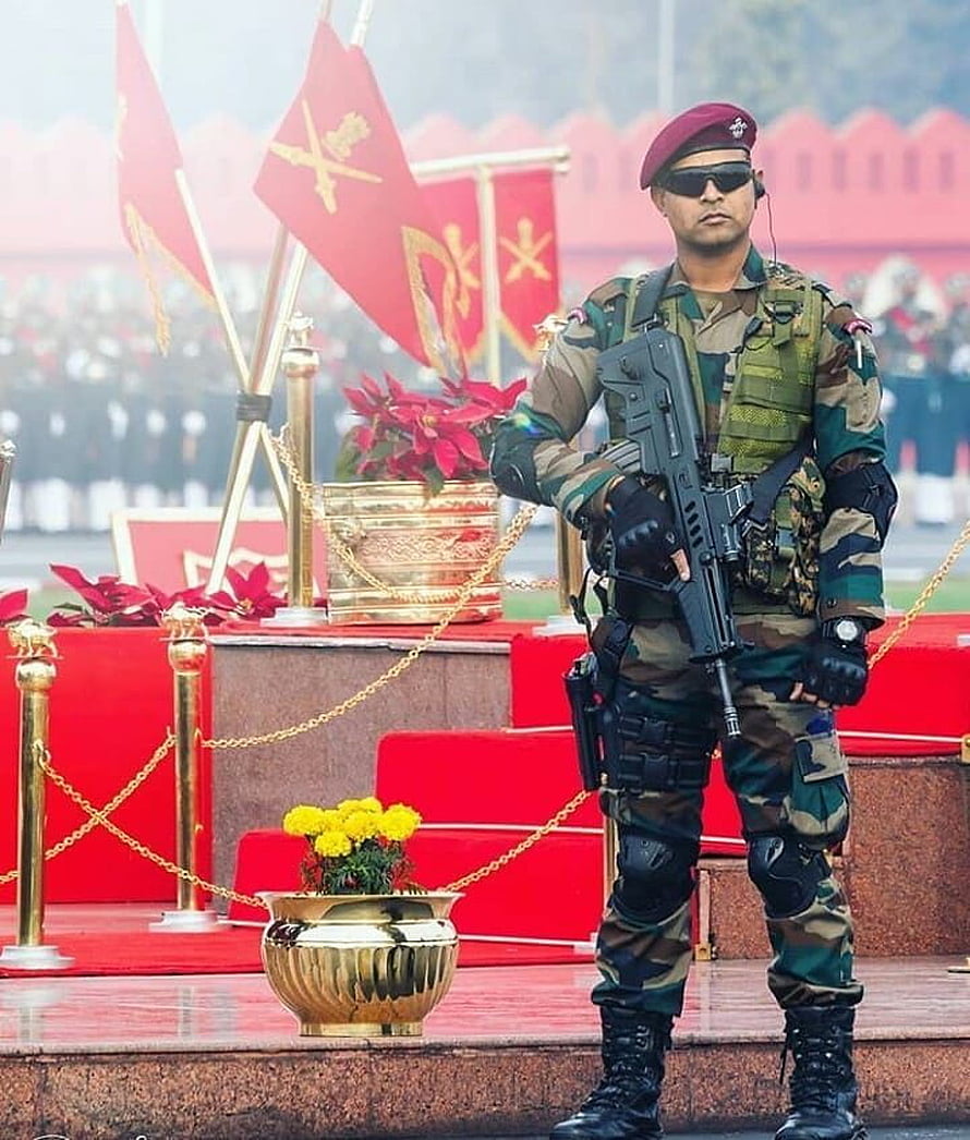 Indian Army Soldier Standing Guard at Amar Jawan Jyoti Memorial with Rifle HD phone wallpaper