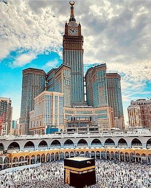 Kaaba and Abraj Al Bait Clock Tower in Mecca with Pilgrims HD phone wallpaper