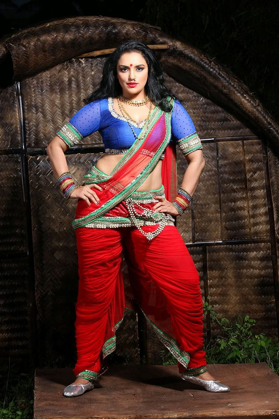 Swetha Menon in Vibrant Red and Blue Traditional Indian Attire HD phone wallpaper