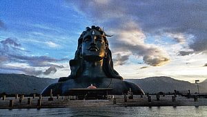 Adiyogi Statue at Isha Foundation with Mountain Backdrop at Dusk HD wallpaper