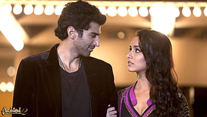 Aashiqui 2 Romantic Couple Scene with Warm Stage Lighting HD wallpaper