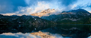 Serene Mountain Lake Reflection with Snow-Capped Peaks and Cloudy Sky HD wallpaper