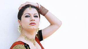 Elegant Indian Woman in Traditional Saree with Gold Jewelry and Floral Earrings, Best 3 Desi on Hip, aunty full HD wallpaper