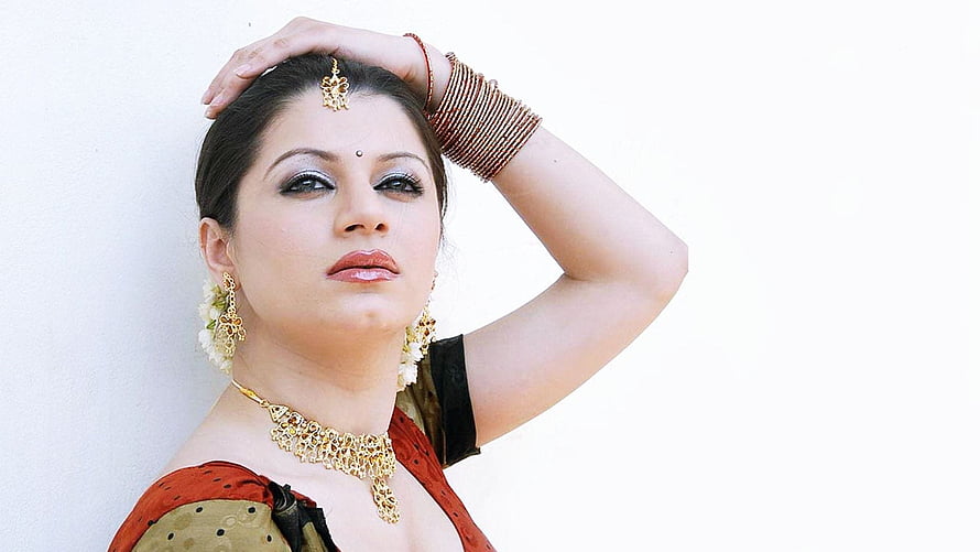 Elegant Indian Woman in Traditional Saree with Gold Jewelry and Floral Earrings, Best 3 Desi on Hip, aunty full HD wallpaper