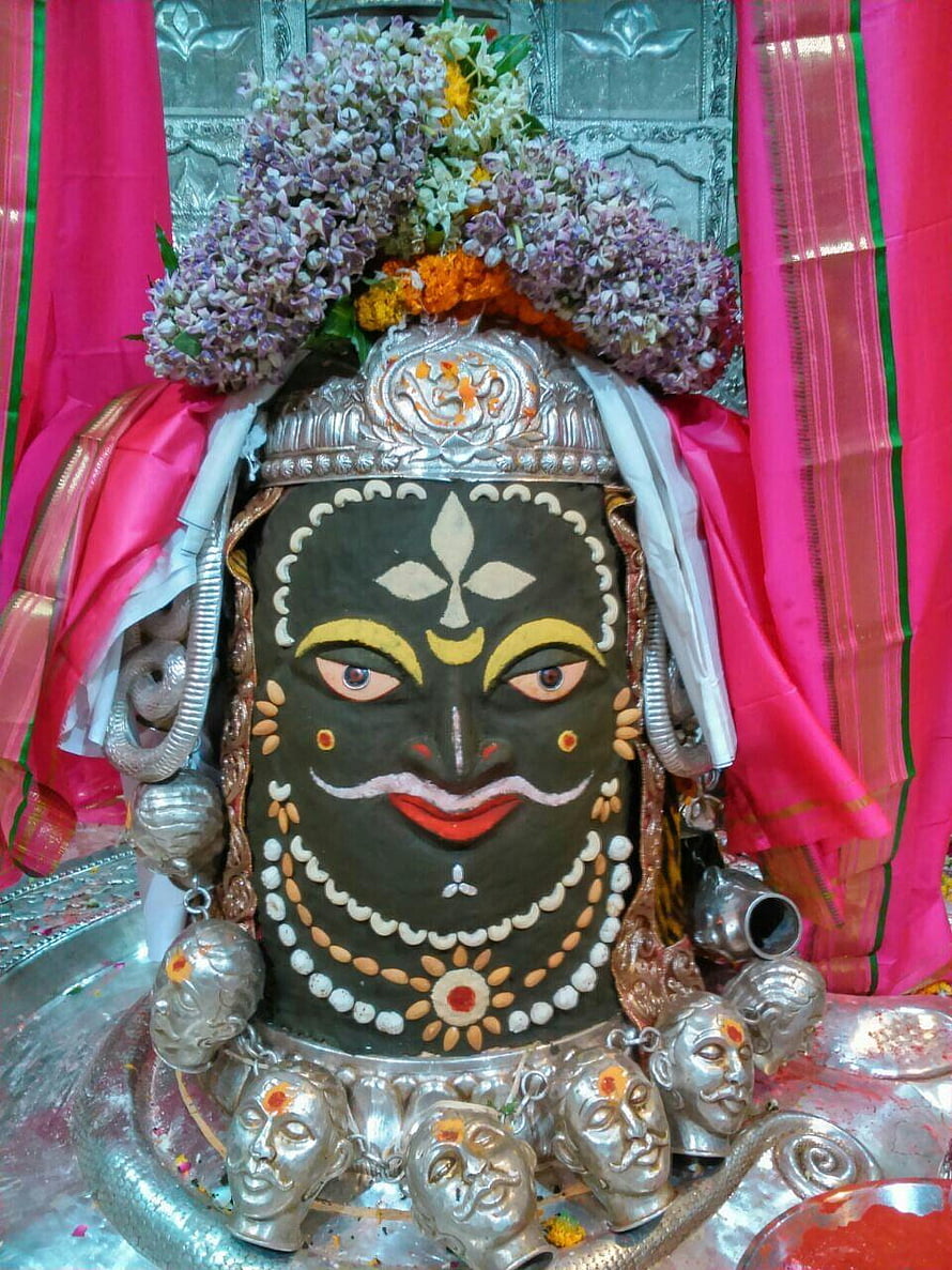 Mahakal Ujjain Temple Murti with Silver Crown and Floral Garland HD phone wallpaper