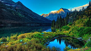 Serene Mountain Lake with Golden Peak Reflection and Lush Forested Hills HD wallpaper