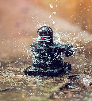 Shiva Lingam with Water Splashes and Sacred White Marks HD phone wallpaper
