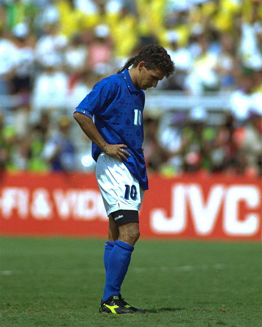 Roberto Baggio in Italy National Team Kit Standing on the Pitch with Head Down HD phone wallpaper