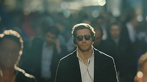 Jake Gyllenhaal in Demolition Movie Scene Wearing Sunglasses and Headphones HD wallpaper