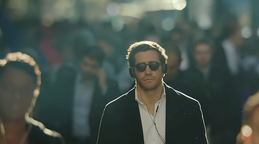 Jake Gyllenhaal in Demolition Movie Scene Wearing Sunglasses and Headphones HD wallpaper