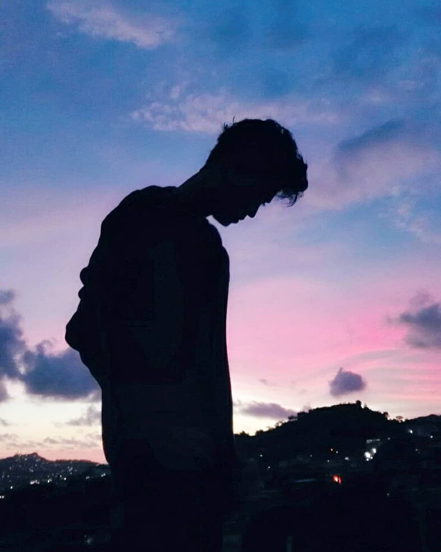 Silhouette of a man looking down against a pink and blue sunset sky with city lights, 97 Aesthetic Best Profile Pic For Instagram For Boy, instagram dp boys HD phone wallpaper