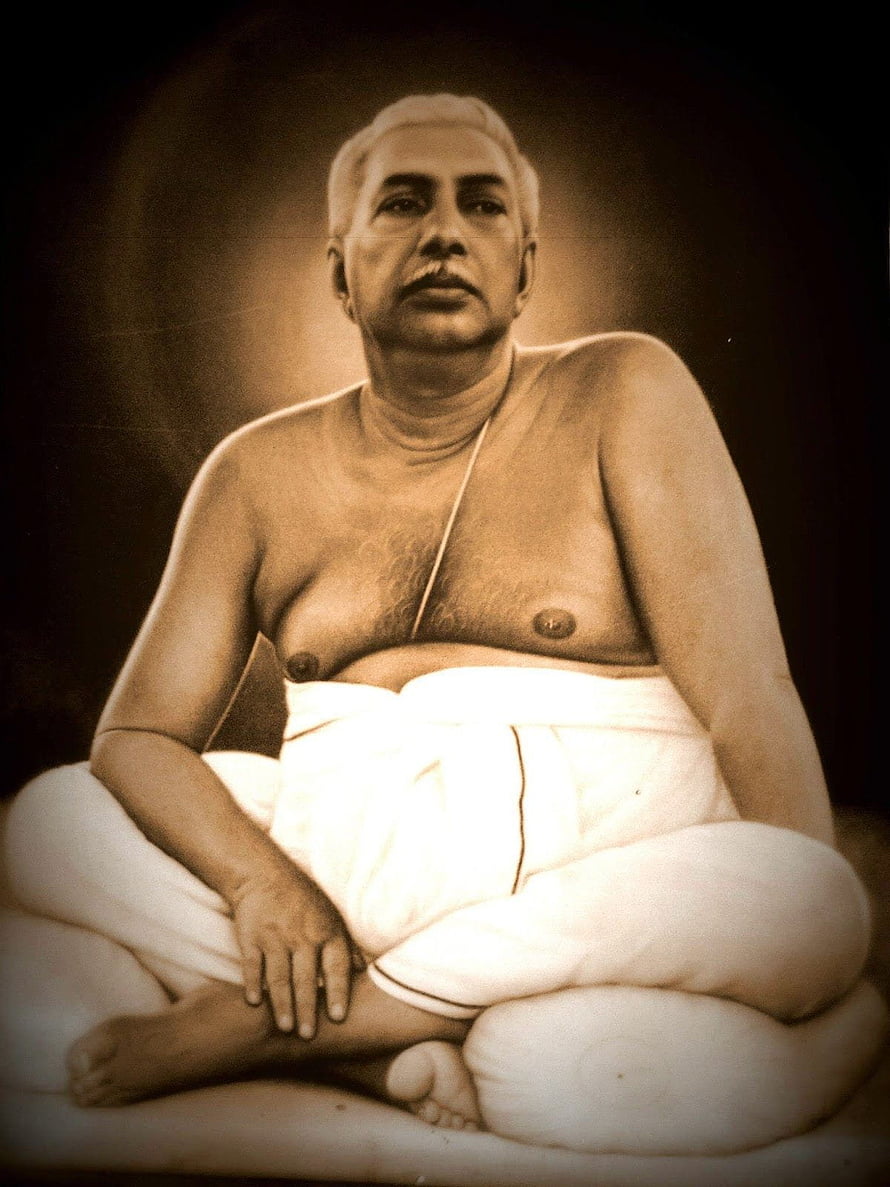 Sri Sri Thakur Anukulchandra seated in meditation wearing traditional white dhoti HD phone wallpaper
