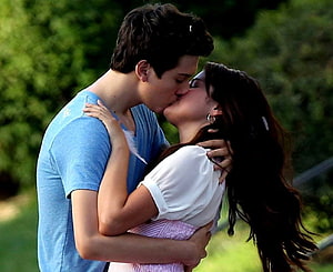 Taylor Lautner and Victoria Justice Kissing Scene from The Thundermans, Best Romantic Kiss Kissing Pics, lips kiss mobile HD wallpaper