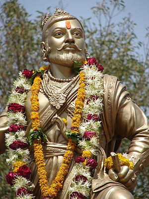 Sambhaji Maharaj Golden Statue Adorned With Marigold And Rose Flower Garlands HD phone wallpaper