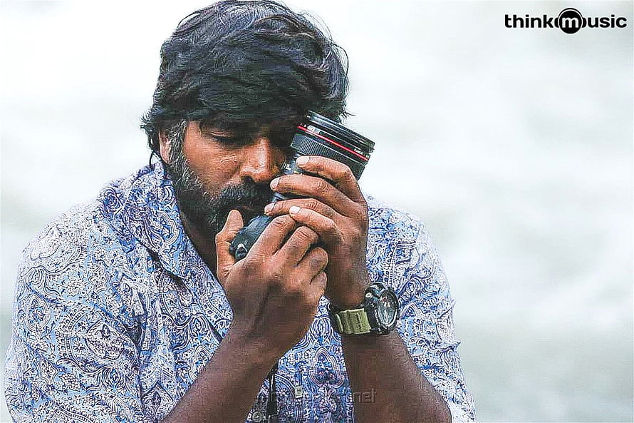 Vijay Sethupathi in 96 Movie Still Holding Camera HD wallpaper