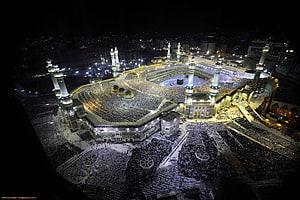 Aerial Night View of the Kaaba and Grand Mosque in Mecca with Crowds HD wallpaper