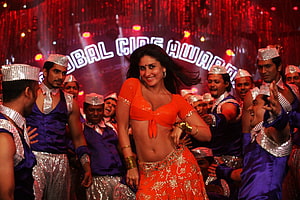 Kareena Kapoor in Vibrant Orange Dance Outfit at Global Cine Awards HD wallpaper