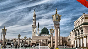 Grand Mosque in Medina with Green Dome and Minarets Under Dramatic Sky HD wallpaper