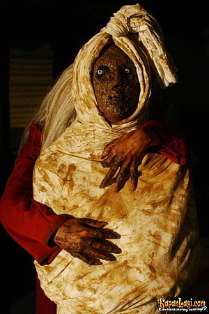 Pocong Indonesian Ghost Horror Figure in Tattered Shroud HD phone wallpaper