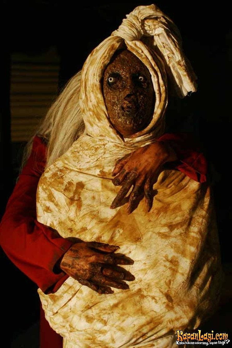 Pocong Indonesian Ghost Horror Figure in Tattered Shroud HD phone wallpaper