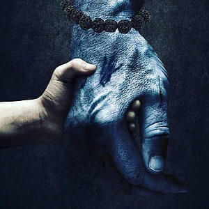 Blue textured hand with prayer beads held by a human hand in dark moody lighting, ฉันคือชาย ผู้ขายโลก on Mahadev, mahadev hand HD wallpaper