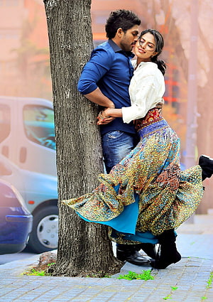 Allu Arjun and Amala Paul in a romantic embrace against a tree in Iddarammayilatho HD phone wallpaper