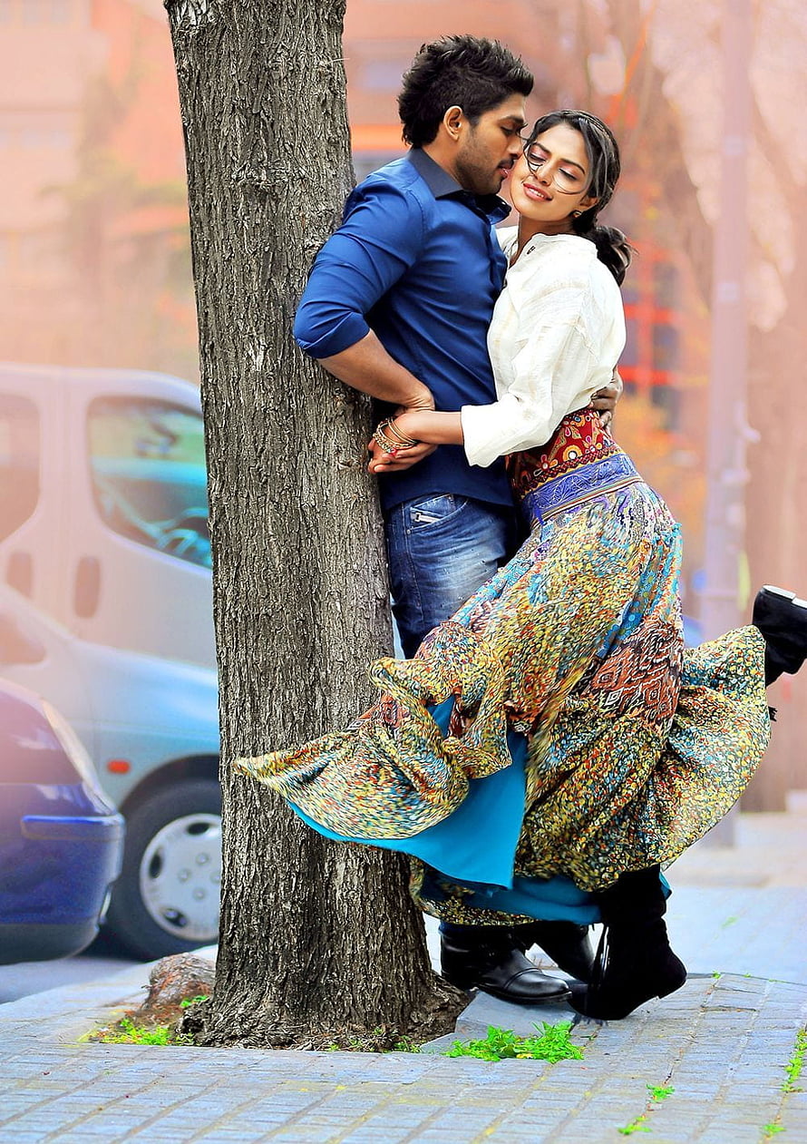 Allu Arjun and Amala Paul in a romantic embrace against a tree in Iddarammayilatho HD phone wallpaper