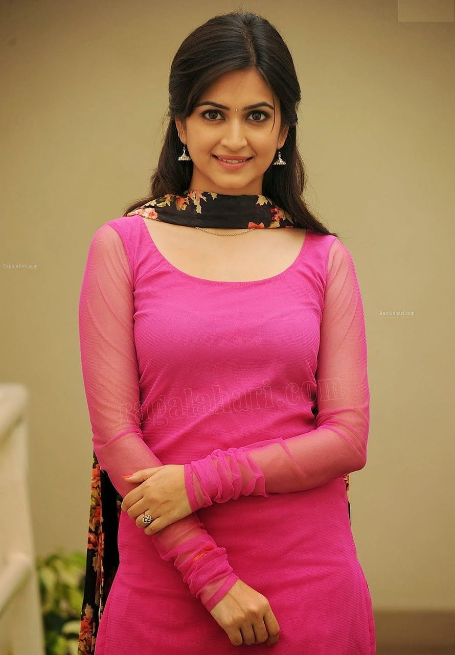 Kriti Kharbanda in a vibrant pink kurta with sheer sleeves and floral dupatta HD phone wallpaper