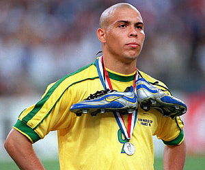 Ronaldo in Brazil 1998 World Cup Kit Holding Silver Medal and Blue Nike Boots HD wallpaper