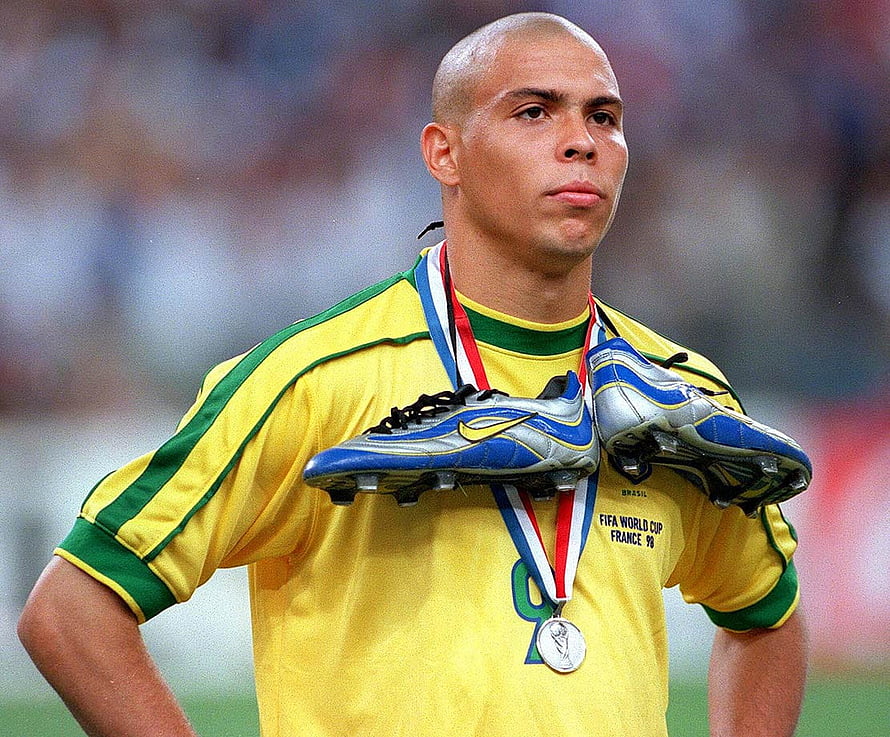 Ronaldo in Brazil 1998 World Cup Kit Holding Silver Medal and Blue Nike Boots HD wallpaper